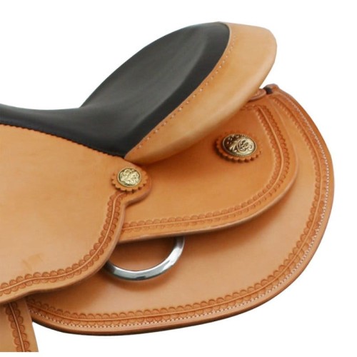 Detal: złote concho i border tooling siodła Montana Economy Bryant #136 — widok siedziska z zamszy