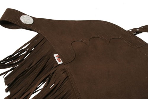 Czapsy show Vida mikrofibra brązowa — detal srebrnego concho, frędzle, karczelka, faktura materiału