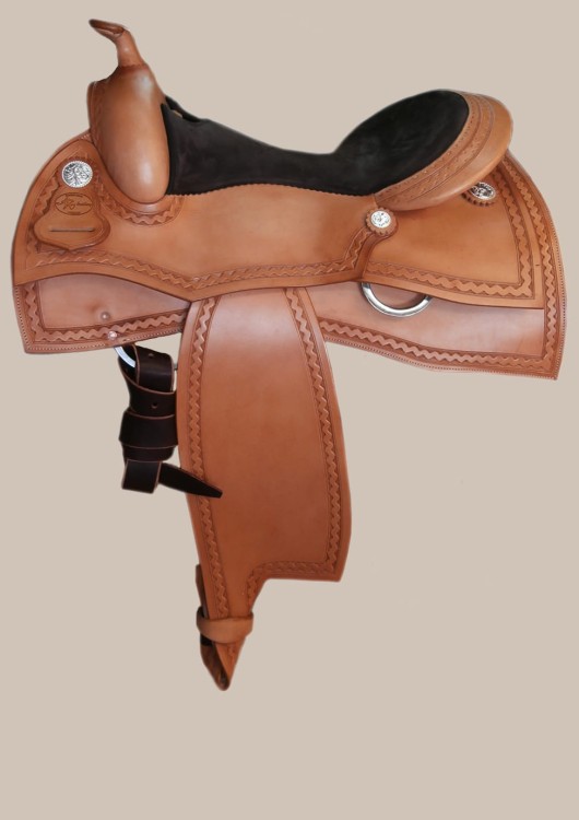 Siodło AK Joachim Kasper Show Square #200-002 — square skirt z zaostrzonym narożnikiem, border zig-zag, czarne siedzisko zamsz