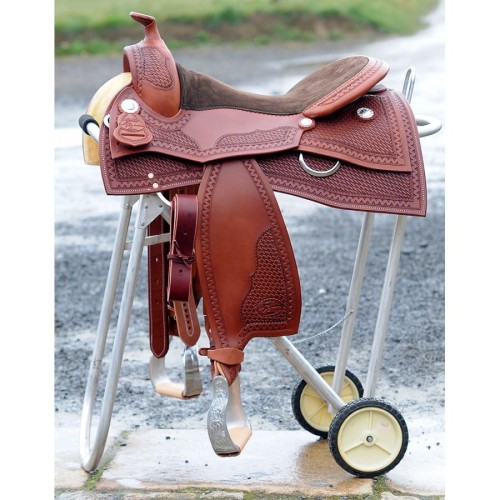 Siodło AK Joachim Kasper Show Square Basket #200-011 — basket + aztec border, kolor chestnut, ciemne siedzisko zamsz, widok na stojaku