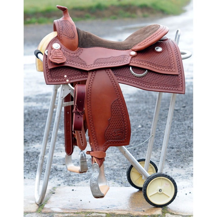 Siodło AK Joachim Kasper Show Square Basket #200-011 — basket + aztec border, kolor chestnut, ciemne siedzisko zamsz, widok na stojaku