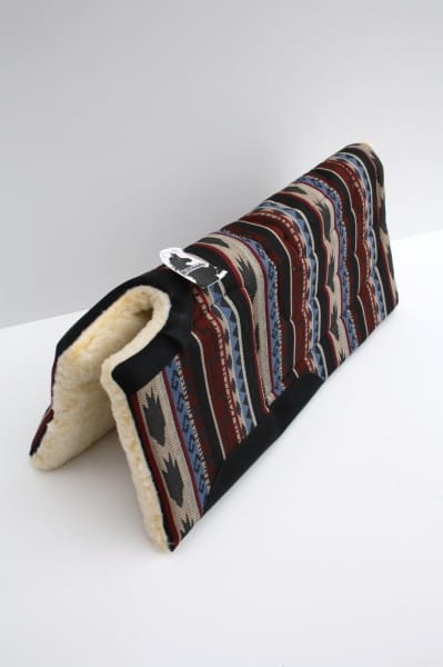 Pad western korekcyjny Mustang podwójny — widok z boku, widoczne pogrubienie ok. 5 cm w okolicy łopatek