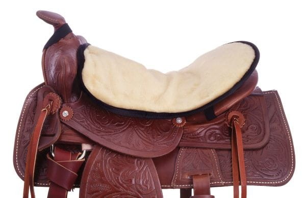 Nakładka polarowa na siedzisko siodła western — kremowy polar baranek zamontowany na siodle westernowym z tłoczeniami, gumy na łękach