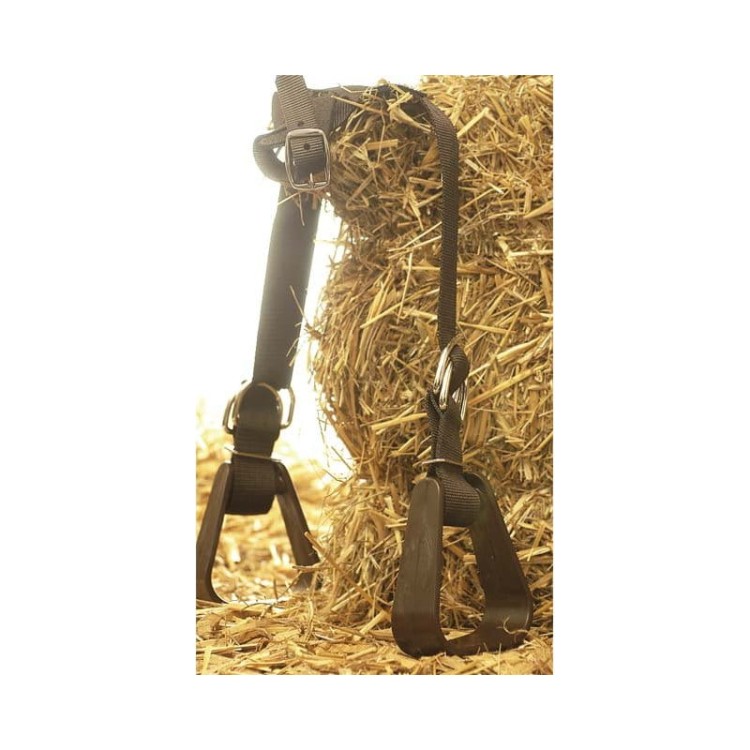Strzemiona dziecięce na horn nylonowe Westernwelt — nylonowe paski ze strzemionami, zawieszone na beli siana, widok pełny