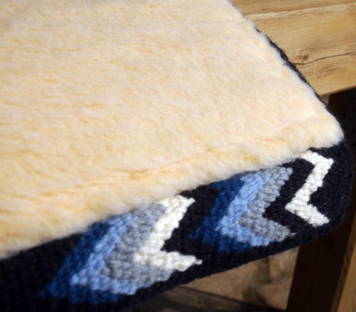 Pad western CSF San Jaquinto Western Imports czekolada — widok od spodu, naturalne futro owcze