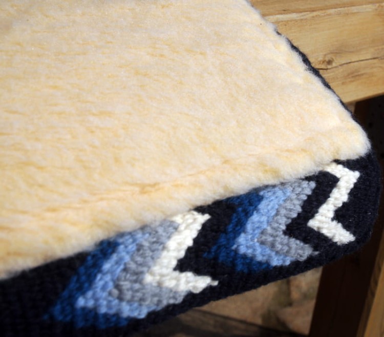 Pad western CSF San Jaquinto Western Imports czekolada — widok od spodu, naturalne futro owcze