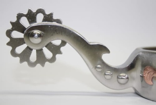 Detal: 12-ramienny rowel w kształcie stokrotki — ostrogi Partrade Lady Show Flower