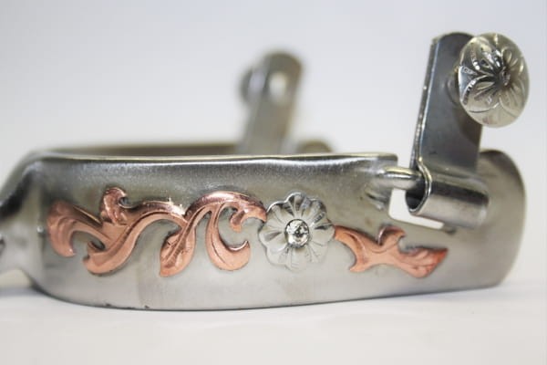 Detal: miedziana nakładka scrollwork z kwiatkiem i kryształkiem — ostrogi Lady Show Flower