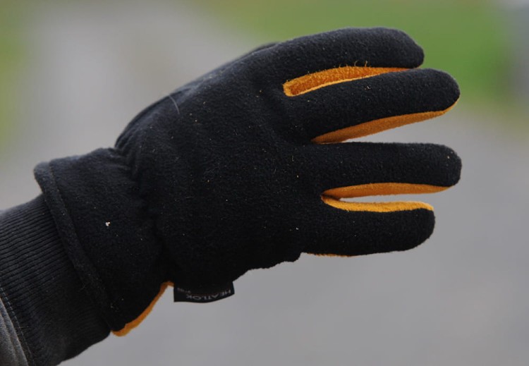 Grzbiet rękawiczki zimowej Majestic Winter Deer z czarnego polaru z widocznymi żółtymi wstawkami między palcami - HorsePassion.pl
