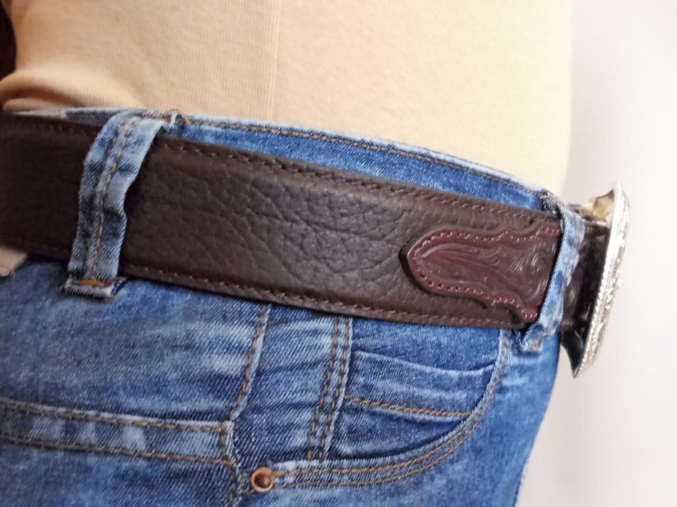 Pasek western Flower — detal wstawki z tłoczeniem kwiatowym przy klamrze, skóra dark chocolate