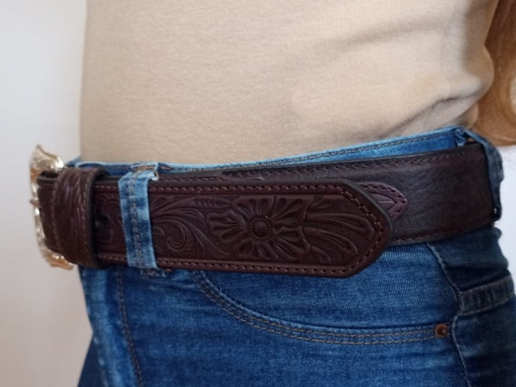 Pasek western Flower — detal tłoczenia kwiatowego ze słonecznikiem, skóra ciemnobrązowa