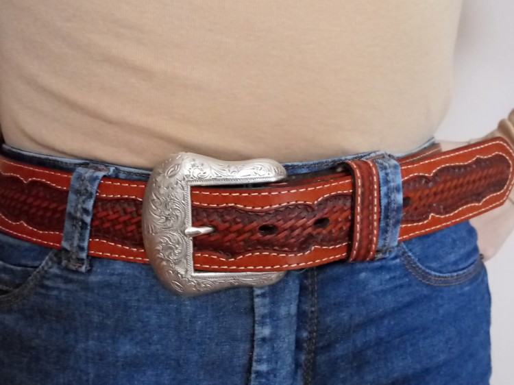 Pasek western basket weave na modelce — widok przód, klamra scrollwork, wzór plecionki przy jeansach
