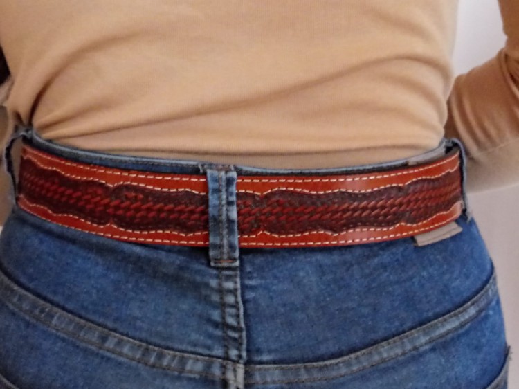 Pasek western basket weave na modelce — widok tył, dwutonowy efekt kasztan/naturalne krawędzie, białe przeszycie