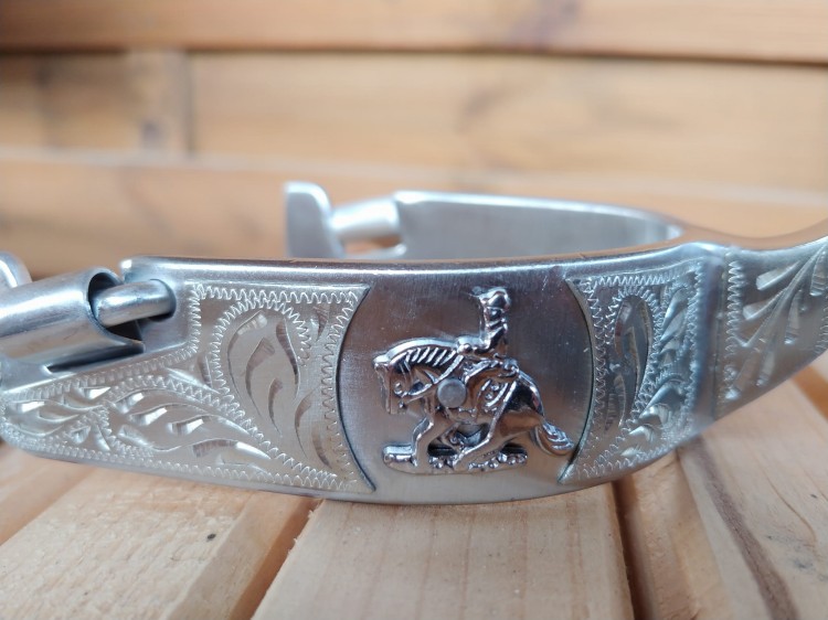 Ostrogi western sliding stop medalion koń jeździec reining zbliżenie — HorsePassion.pl