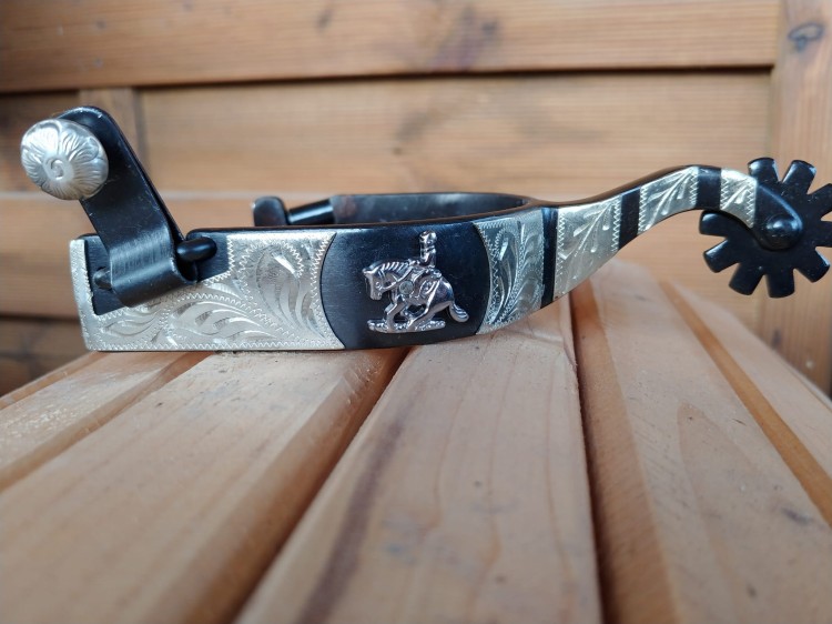 Ostrogi Equi Sliding Stop — medalion z sylwetką konia w sliding stop, widok z prawej