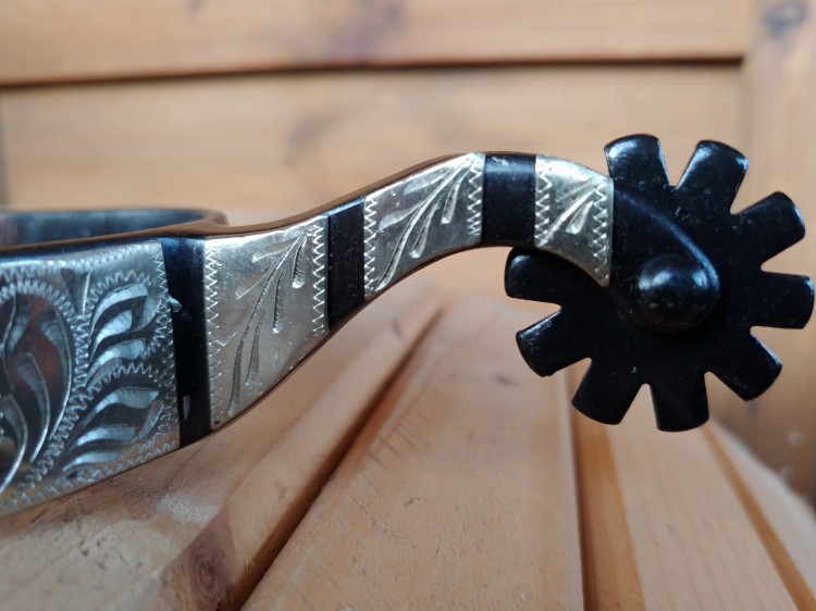 Detal: 10-ramienny rowel z tępymi czubkami — ostrogi Equi Sliding Stop