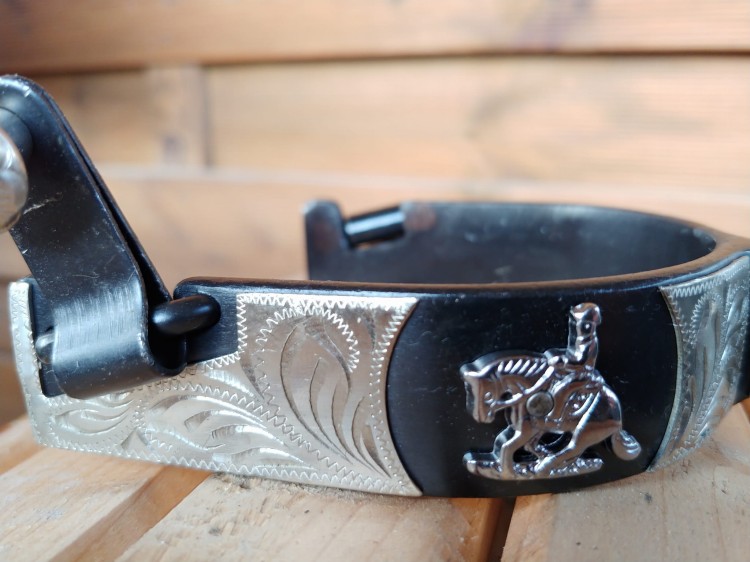 Detal: srebrny medalion sliding stop i scrollwork — ostrogi Equi reining