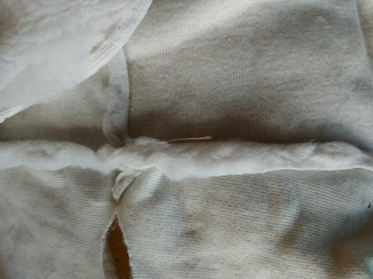 Nakładka futerkowa na siedzisko siodła western — biały miś, zbliżenie na strukturę futerkowa i szycie