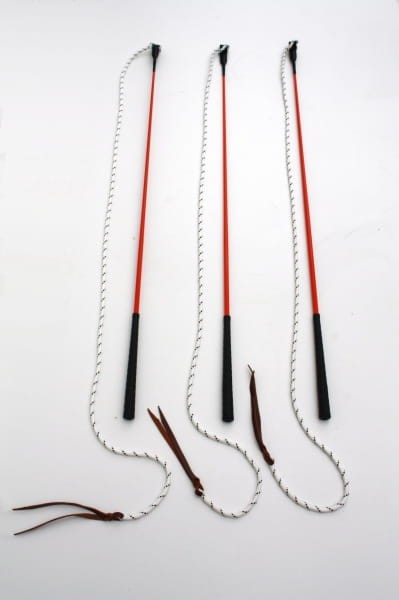 Bat carrot stick do pracy z ziemi 125 cm — pomarańczowy kij z czarnym uchwytem i plecionym sznurkiem nylonowym, cztery sztuki na białym tle