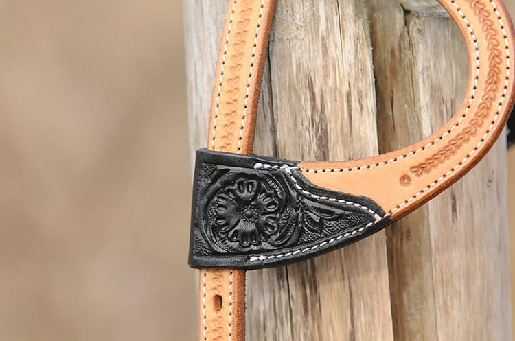 Detal czarnego keepera z floral toolingiem — ogłowie GVR dwukolorowe split ear