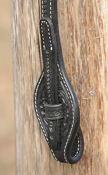 Detal bit endu z skórzaną szlufką szybkiej wymiany wędzidła — czarny floral tooling, białe przeszycia