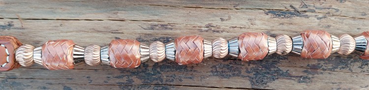 Zbliżenie naczółka western SHOW — plecione beczułki skórzane natural tan i srebrne żebrowane koraliki metalowe z bliska — HorsePassion.pl