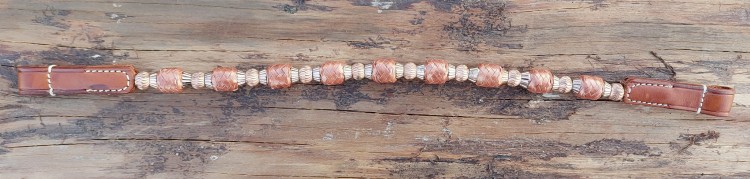 Zbliżenie pętelki montażowej wymiennego naczółka western — skórzana końcówka z pętelką DIY do wsunięcia przez policzek ogłowia — HorsePassion.pl