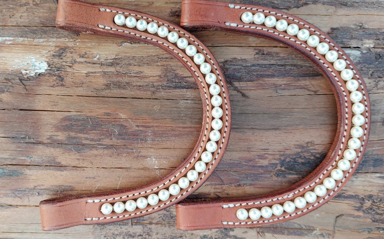 Dwie pary uszek do ogłowia western GVR z perłami Swarovski — skóra kasztan, białe przeszycia, kremowe perły w rzędzie