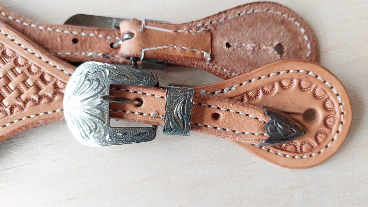 Paski do ostróg western ozdobna srebrna klamra floral pętla basket weave zbliżenie — HorsePassion.pl