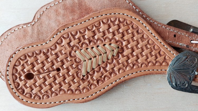 Paski do ostróg western tłoczenie basket weave shell border chevron strzałki zbliżenie — HorsePassion.pl