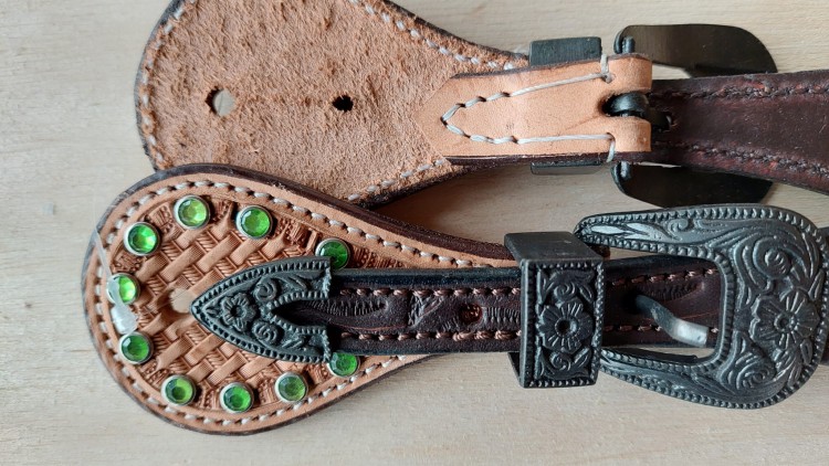 Paski do ostróg western zielone kryształki srebrne oprawki basket weave czarna klamra zbliżenie — HorsePassion.pl