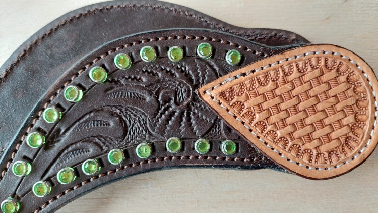 Paski do ostróg western ciemnobrązowe floral zielone kryształki tłoczenie zbliżenie — HorsePassion.pl