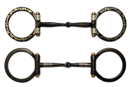 Porównanie dwóch wariantów show snaffle Equi — górny e109-203 z kutym wzorem hammered i bloczkami german silver, dolny plain z miedzianymi inlay