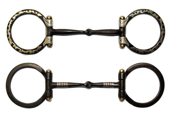 Porównanie dwóch wariantów show snaffle Equi — górny e109-203 z kutym wzorem hammered i bloczkami german silver, dolny plain z miedzianymi inlay
