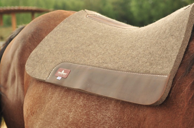 Pad western Classic Equine 100% Wool Felt — zbliżenie na skórzane wzmocnienia i wycięcie na kłąb