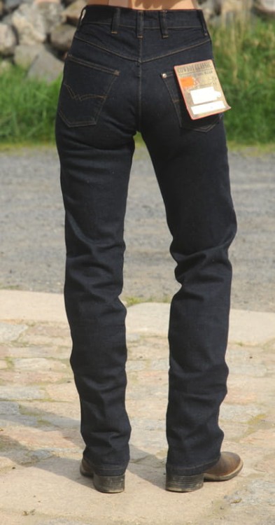 Cowboy Classic Stretch — widok tył kobiecy, dark rinse, wysoki stan, tylne kieszenie z złotym haftem