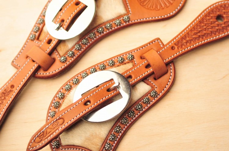 Detal: flower studs wzdłuż krawędzi i okrągła roper buckle — paski GVR z sierścią