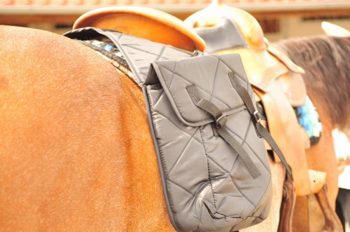 Sakwa Cattleman’s cantle bag — dwie komory, paski mocujące i klamry