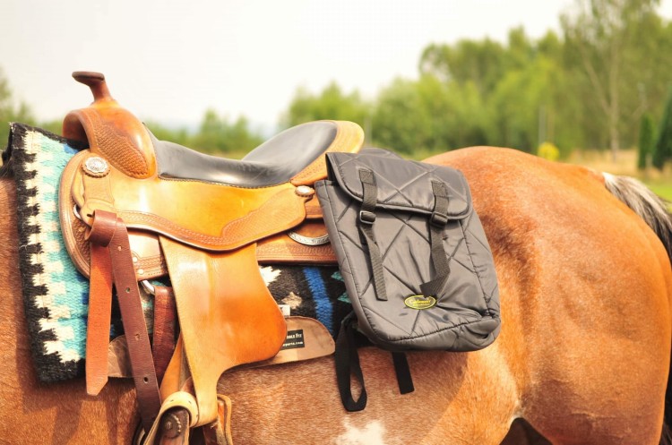 Sakwa western Cattleman’s zamontowana na siodle — widok z boku