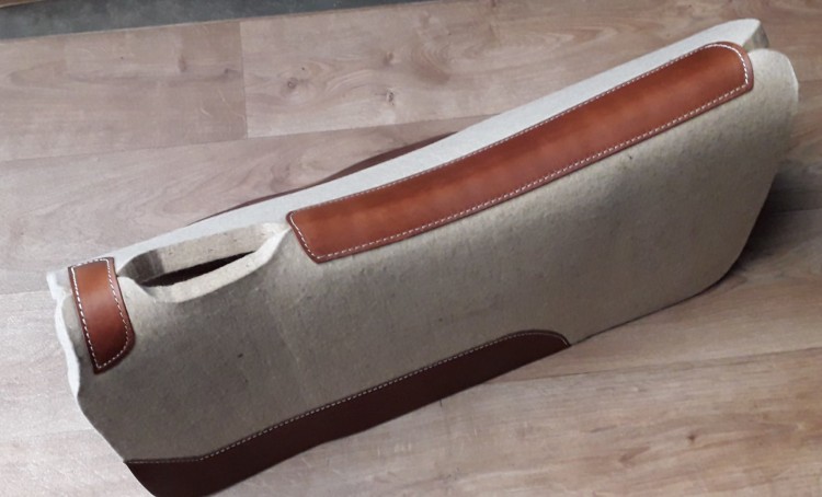 Filcowy pad westernowy Arena Masters 79 cm — spodnia strona — HorsePassion.pl