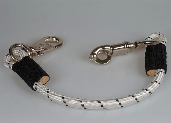 Uwiąz bungee elastyczny do przyczepy i stajni biało-czarny — obrotowy karabińczyk i bull snap, amortyzacja szarpnięć — HorsePassion.pl