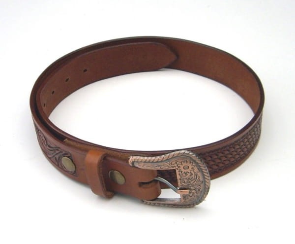 Pasek western skórzany Flower & Tooling brązowy — widok zwinięty, klamra miedziana z grawerem, tłoczenie koszyczkowe i kwiatowe