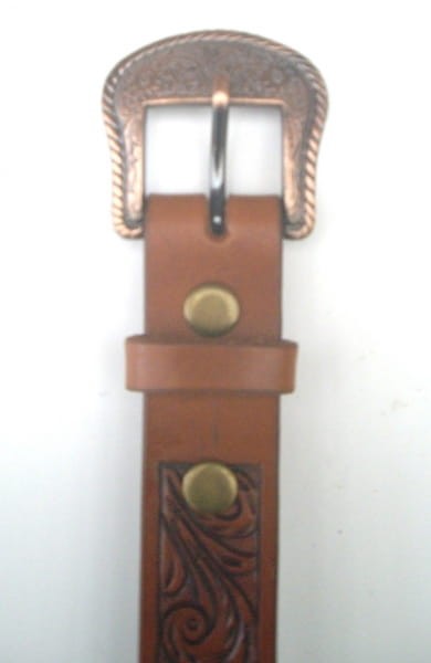 Pasek western Flower & Tooling — detal klamry miedzianej z twist-rope border, nity mosiężne przy klamrze