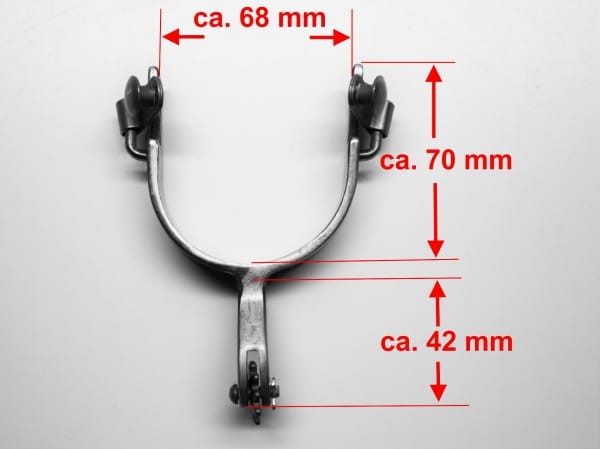 Wymiary ostróg Partrade Youth: 68 mm szerokość klamry, 70 mm wysokość, 42 mm shank