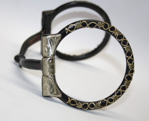 Wędzidło Show Snaffle zdobione Equi 5" — zbliżenie O-ringa sweet iron z złotym filigranem XO i srebrnego bloczka z grawerem scrollwork