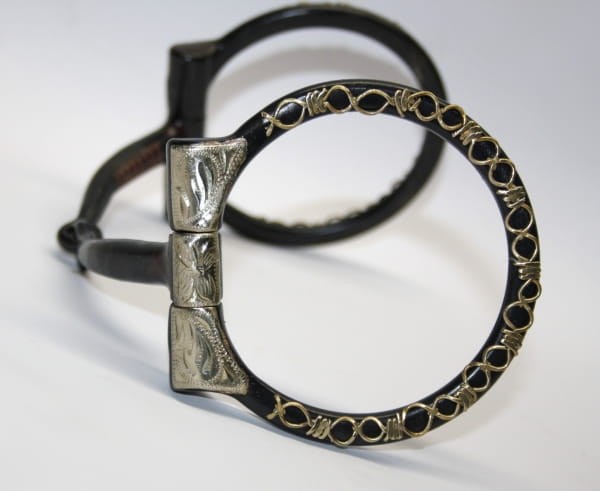 Wędzidło Show Snaffle zdobione Equi 5" — zbliżenie O-ringa sweet iron z złotym filigranem XO i srebrnego bloczka z grawerem scrollwork