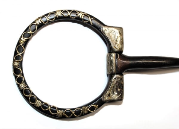 Wędzidło Show Snaffle zdobione Equi — szczegół O-ringa z filigranem drucianym brass XO i grawerowanym bloczkiem złącza