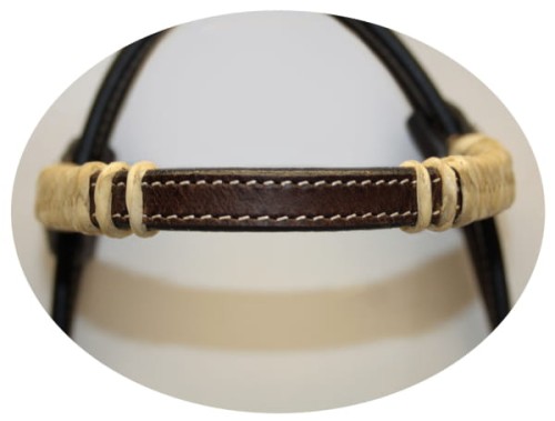 Zbliżenie naczółka ogłowia western — pleciona surowa skóra rawhide kremowa na ciemnej skórze, kremowe przeszycia — HorsePassion.pl