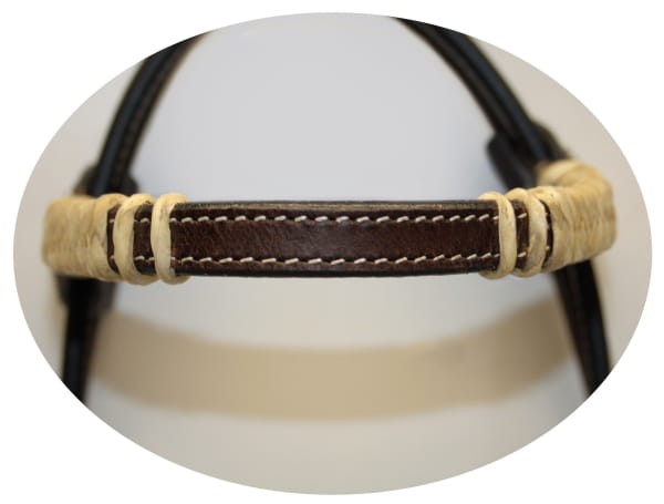 Zbliżenie naczółka ogłowia western — pleciona surowa skóra rawhide kremowa na ciemnej skórze, kremowe przeszycia — HorsePassion.pl