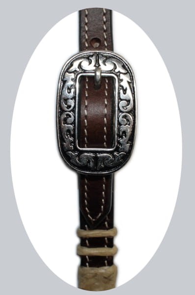 Zbliżenie klamry ogłowia western — srebrna ozdobna klamra z wzorem arabeska scroll, ciemna olejowana skóra — HorsePassion.pl